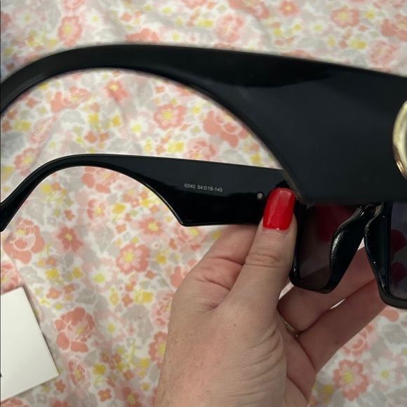 Authentic Gucci Black Sunglasses with Gold GG Accents GG0956S - Picture 6 of 8